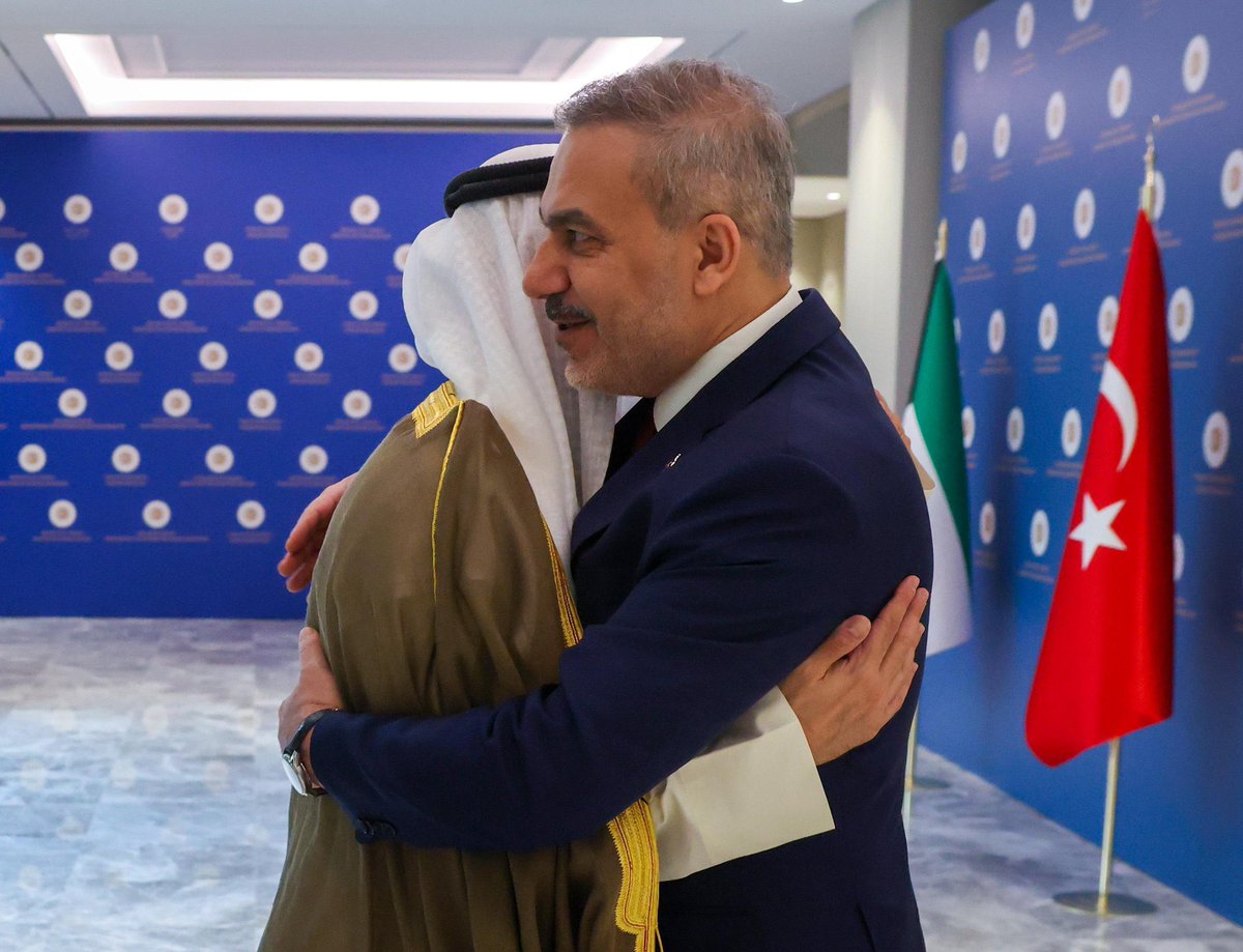 Hamza_tekin2023's tweet image. وزيرا الدفاع والخارجية الكويتيين في تركيا اليوم.. تزامن هام ذو دلالات هامة
🇹🇷 🇰🇼 
إن العلاقات التركية الكويتية تشكل نموذجًا متوازنًا للشراكات الإقليمية القائمة على الاحترام المتبادل والمصالح المشتركة..

تزداد أهمية هذه العلاقات الاستراتيجية اليوم في ظل الحرب المشتعلة في الشرق