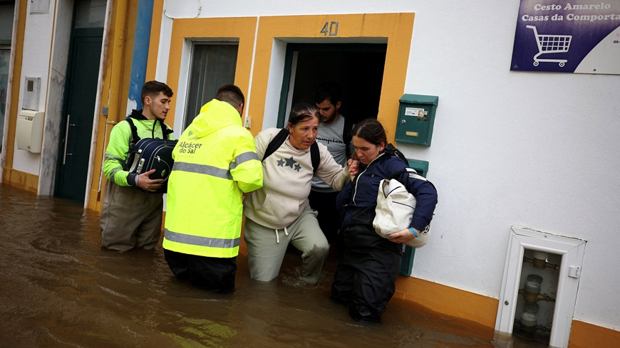 CommissionerHR's tweet photo. 𝐀𝐬 𝐭𝐡𝐞 𝐔𝐍𝐆𝐀 𝐑𝐞𝐬𝐨𝐥𝐮𝐭𝐢𝐨𝐧 𝐨𝐧 𝐜𝐥𝐢𝐦𝐚𝐭𝐞 𝐜𝐡𝐚𝐧𝐠𝐞 𝐨𝐛𝐥𝐢𝐠𝐚𝐭𝐢𝐨𝐧𝐬 𝐨𝐩𝐞𝐧𝐬 𝐟𝐨𝐫 𝐜𝐨-𝐬𝐩𝐨𝐧𝐬𝐨𝐫𝐬𝐡𝐢𝐩, 𝐈 𝐜𝐚𝐥𝐥 𝐨𝐧 𝐚𝐥𝐥 𝐂𝐨𝐮𝐧𝐜𝐢𝐥 𝐨𝐟 𝐄𝐮𝐫𝐨𝐩𝐞 𝐬𝐭𝐚𝐭𝐞𝐬 𝐭𝐨 𝐬𝐭𝐞𝐩 𝐟𝐨𝐫𝐰𝐚𝐫𝐝. We must translate the 2025 @CIJ_ICJ Advisory Opinion into concrete, multilateral action.
𝐖𝐞 𝐡𝐚𝐯𝐞 𝐭𝐡𝐞 𝐥𝐞𝐠𝐚𝐥 𝐛𝐥𝐮𝐞𝐩𝐫𝐢𝐧𝐭𝐬. 𝐖𝐞 𝐡𝐚𝐯𝐞 𝐭𝐡𝐞 𝐬𝐜𝐢𝐞𝐧𝐜𝐞. 𝐍𝐨𝐰, 𝐰𝐞 𝐧𝐞𝐞𝐝 𝐭𝐡𝐞 𝐩𝐨𝐥𝐢𝐭𝐢𝐜𝐚𝐥 𝐰𝐢𝐥𝐥 to protect our planet and our human rights as one mission.
Dependency on fossil fuels threatens global stability. We are driving our planet to its breaking point and witnessing serious impacts on #HumanRights. Current conflicts only reinforce the urgent need to accelerate a just, orderly, and equitable transition to renewable energy that leaves no one behind.

🔹For more, read my Shout Out👇 
https://t.co/a0J1sugg2h

#ClimateICJAO #ungaresolution

🔹Read the draft UNGA resolution👇
https://t.co/uUrJ0fs9uV