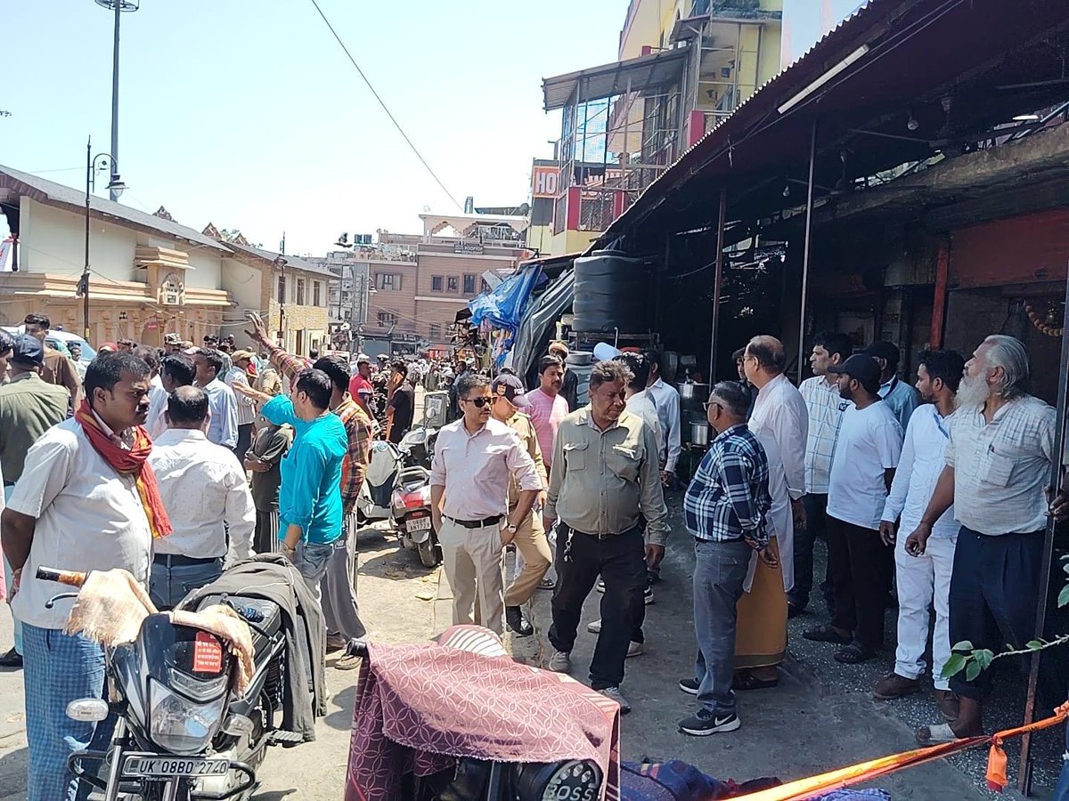 DM_DEOHaridwar's tweet image. आगामी कांवड़ यात्रा को सुव्यवस्थित ढंग से संचालित करने के लिए जिलाधिकारी मयूर दीक्षित के निर्देशन में चलाया गया अतिक्रमण अभियान

नगर मजिस्ट्रेट जितेंद्र कुमार के नेतृत्व में भीमगोड़ा,हर की पौड़ी आदि क्षेत्रों में की गई कार्यवाही
     
#Haridwar #Uttarakhand #ChardhamYatra