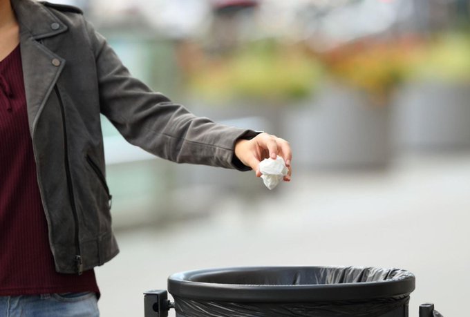 PoliciaMV's tweet image. 🌿 Entre todos cuidamos la ciudad

🗑️ Usa las papeleras

♻️ Mantener limpio #Valladolid es cosa de todos

🤝 Cada gesto cuenta

#CuidaTuCiudad 
#PolicíaMV