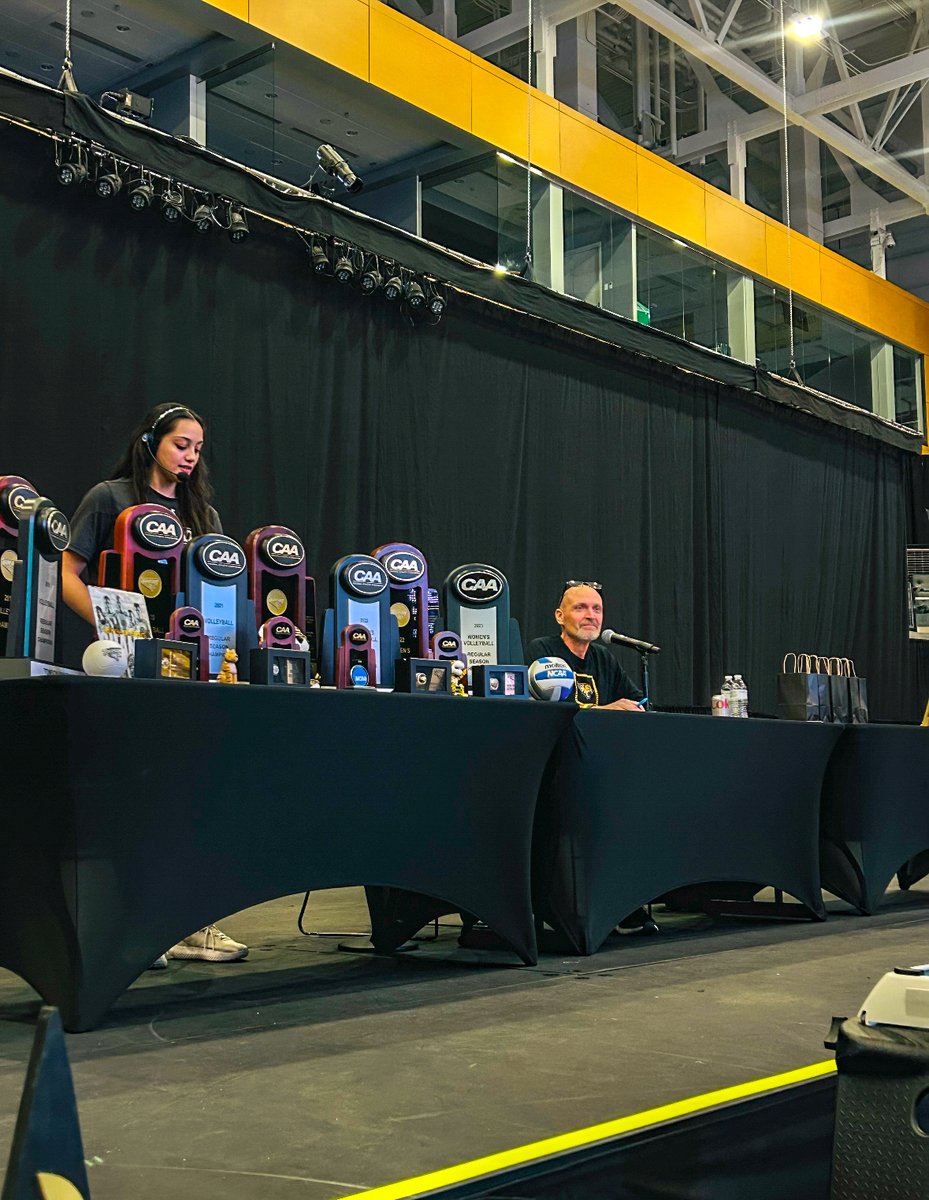 Towson_VB's tweet photo. Another successful Towson Volleyball Bingo Night in the books! Thanks to all our friends &amp; fans who came out to support Towson volleyball 🏐

#GohTigers https://t.co/qc0dvboEaR