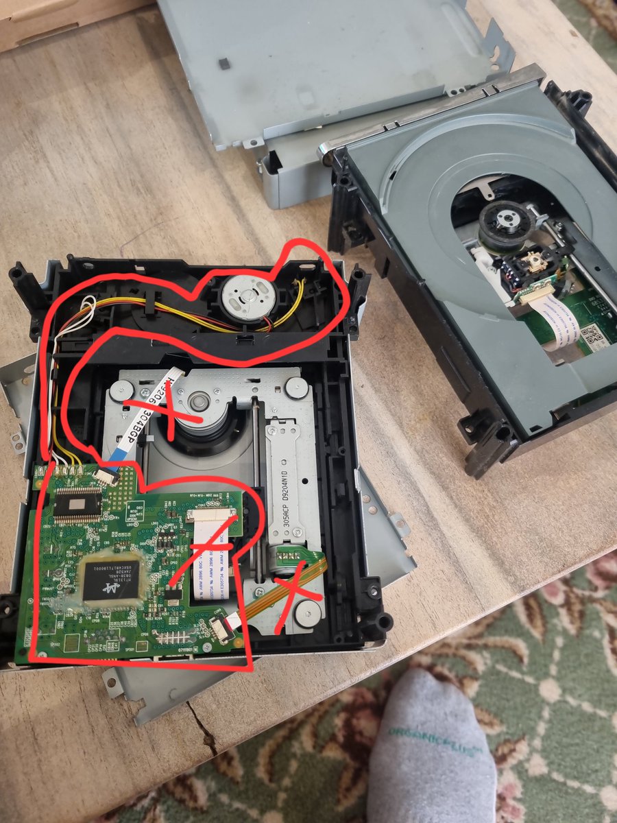 bullgr21's tweet photo. I had to swap the circuit boards from the old and the new CD drive on my dear old #XBOX 360. It went through like a charm. I was a bit worried about the de-soldier/soldier but it worked fine. Now my little one can play Angry Birds Star Wars again! The force was with me ;-) https://t.co/7zDYLAwCEu