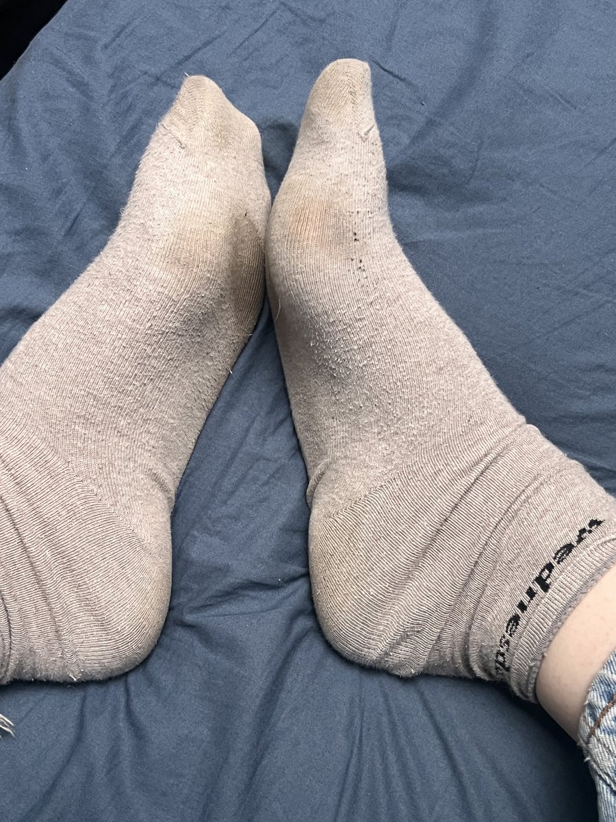Don’t tell me you cant resist my disgusting socks 👣

Findom Socks Feet