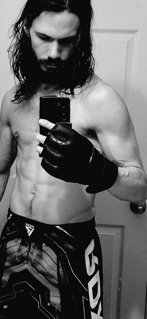 KILLBRXXD's tweet photo. #FightReady
(taking selfies are hard with MMA gloves) https://t.co/uNexFV0jsh
