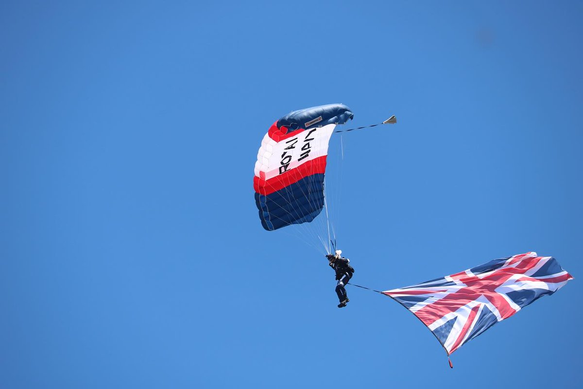 NavyLookout's tweet photo. The @RNParaDisplay team will be performing a jump onto @HMSQNLZ berthed on Princess Royal Jetty, HMNB Portsmouth tomorrow. 

The display will consist of 3 parachutists jumping from a light aircraft, identified by smoke flares.

H/T @AWenham1 
Aerial photo: Andy Amor https://t.co/C1vpUe1xVr