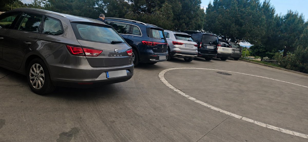 ciosos's tweet photo. Bona tarda, @jordi_ballart. Es pot fer alguna intervenció a la rotonda d'entrada del parking de Terrassa Est Renfe a l'alçada del carrer de Joaquim Vayreda, 1? Cada tarda es converteix en un parking de cotxes que porten els gossos al pipican molestant a la circulació i al veïnat. https://t.co/E06rxXpay6