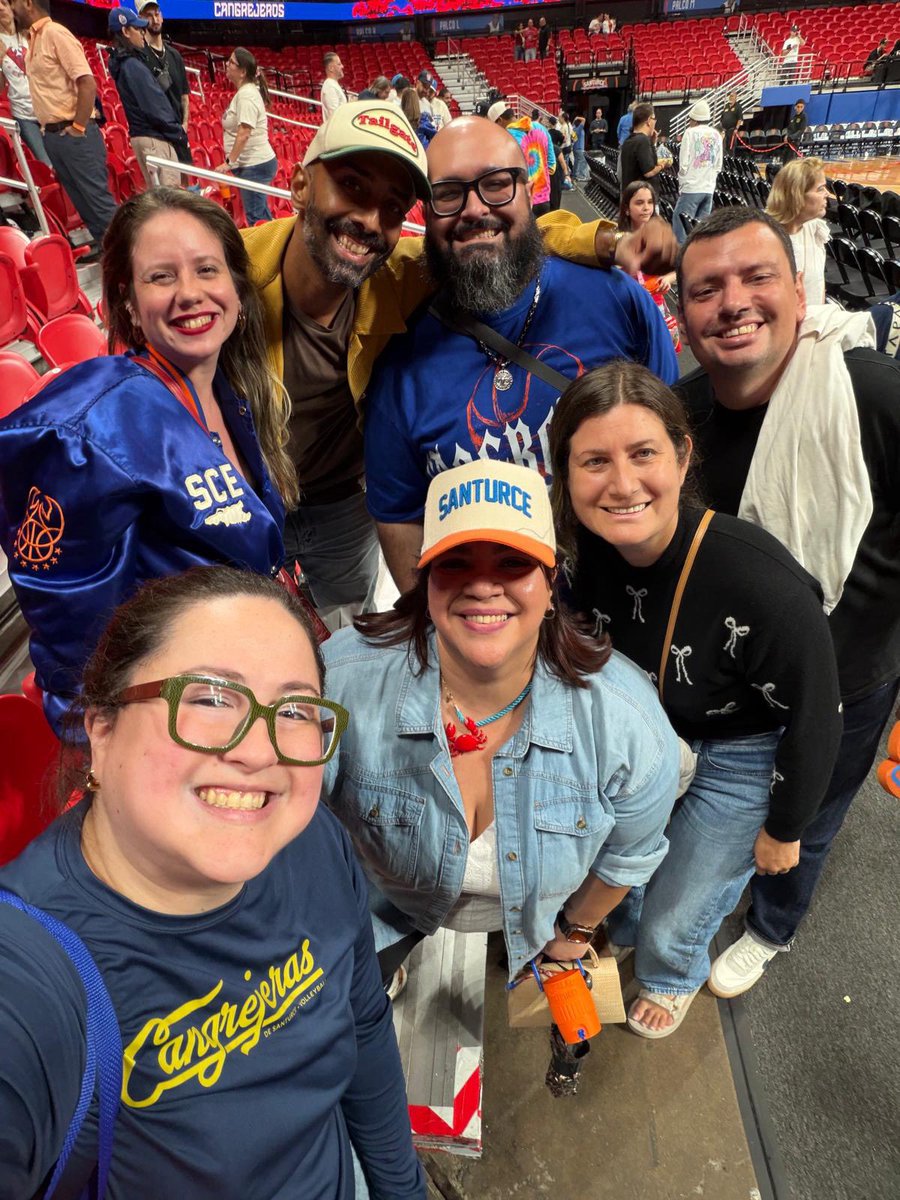 ShasDSantoni's tweet photo. Win or lose, the people and the moments are what we really take away from each season.🦀🏀🧡💙 https://t.co/2hnUmTsg29