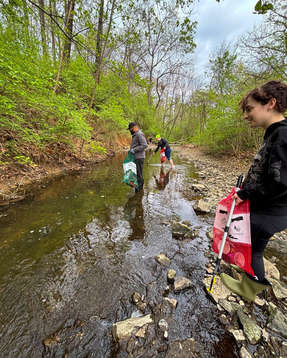 AmeristarSC's tweet photo. Ameristar got their clean on! Trash can harm the environment and lead to creek erosion and flooding, so our team took to the outdoors and contributed to the well-being of our community. 🧹 

Thanks to everyone on our team who was involved in amazing volunteer opportunity! https://t.co/HfFM0Ccawr