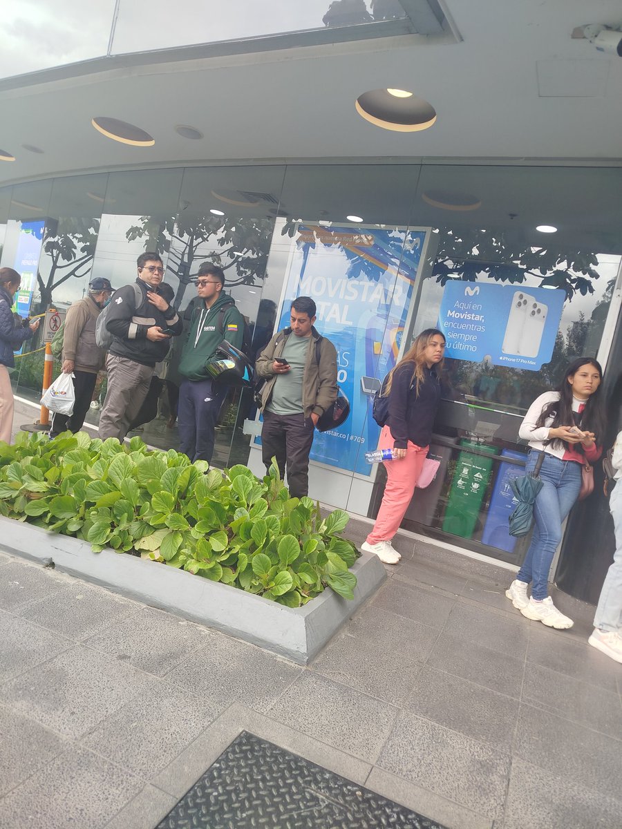 andresher26's tweet photo. @MovistarCo @sicsuper @Millicom  Es Imposible hacer una solicitud de cancelación de los servicios en El centro de experiencia y por la linea de atención al cliente, No hay asesores atendiendo en Al Paso Plaza y la fila es  de más de 30 personas sin atención, URGENTE atención! https://t.co/3rme46JHs5