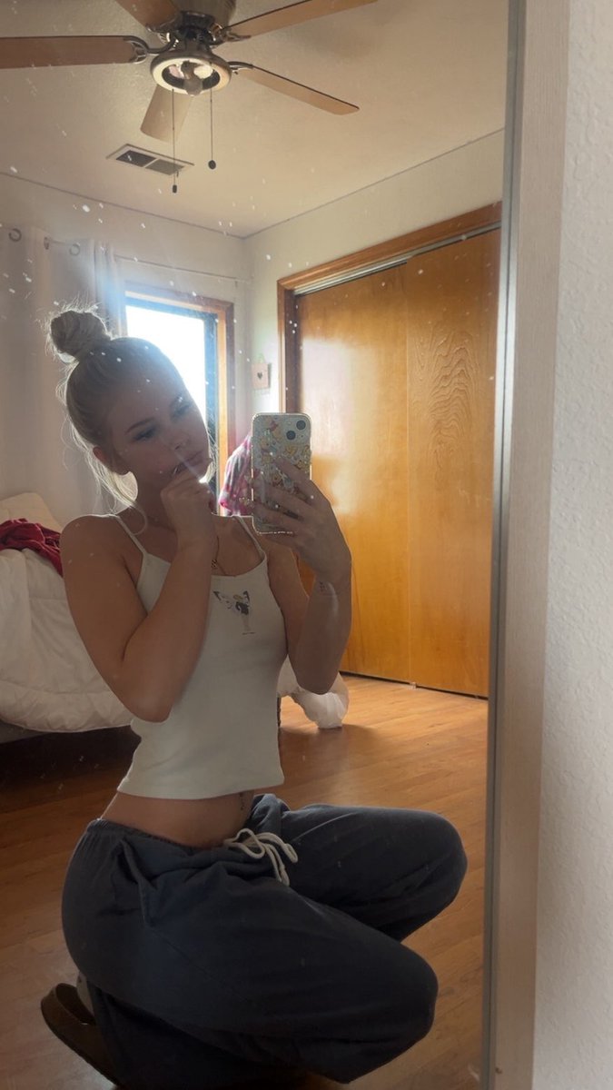 FootModels5's tweet photo. A sub just paid for feet pictures… should I post them for free? 🤭 https://t.co/IfYvk66Mql