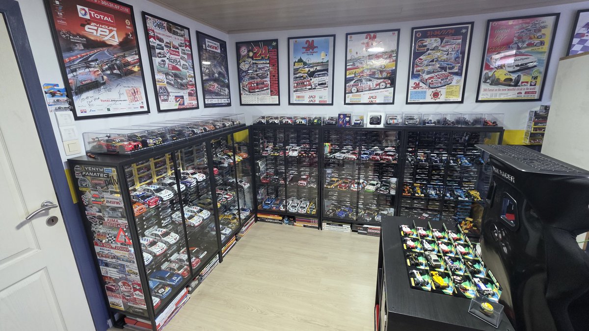 MaxouLepilote's tweet photo. Man cave update :

J’ai rangé mes petites autos, dernières étiquettes et modèles installés. https://t.co/8OO2y3Adc8