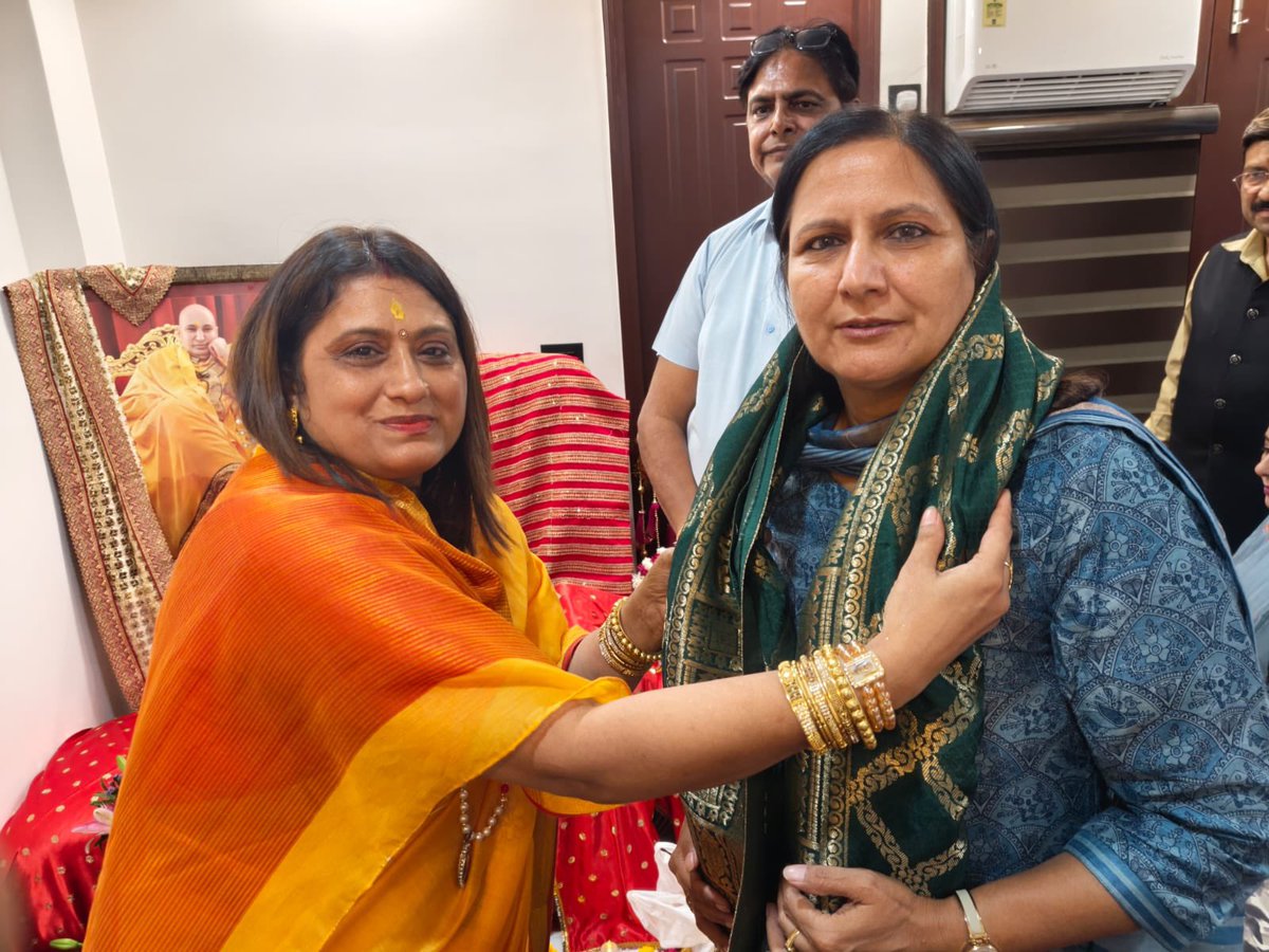 RenuBhalla8's tweet photo. 2 तारीख को मेरे निवास स्थान पर पूज्य गुरु जी के पावन सत्संग का आयोजन हुआ l https://t.co/totlZhlN9p