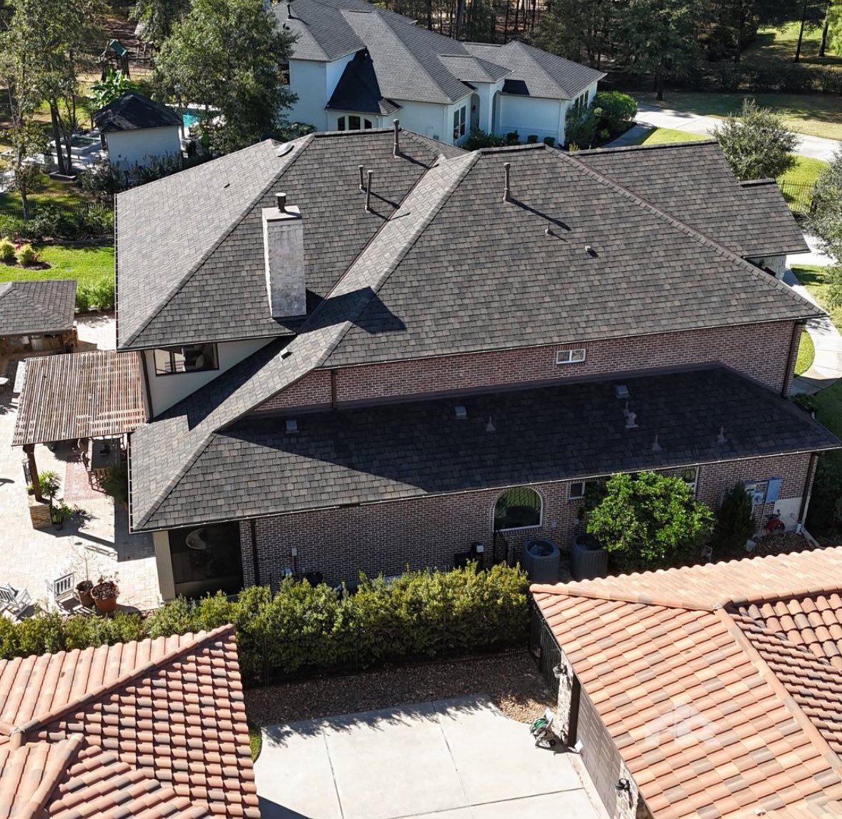 FairclaimsC's tweet image. Our addiction? Building better, safer roofs—because our clients deserve nothing less. 🔨💪🏽 Don’t wait - call the roofing experts today for your free roof inspection! 
📱 281-367-0466

#thewoodlandstx #roofingexperts #roofingcontractors #roofingcompany #fairclaimsroofing