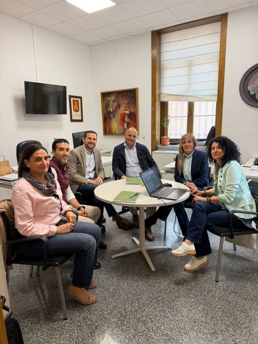 EmpresariosFEDA's tweet photo. Los miembros de la Junta Directiva de la Asociación de Gestores Ambientales de Albacete #AGESAM, Pedro Jesús Sáez @cafornal y Roberto Longueira, asociación integrada en #FEDA y que preside Mercedes Cuesta, han mantenido una reunión de trabajo con el diputado provincial de Medio Ambiente, José Antonio Gómez @elJoran. En el encuentro han participado también el equipo técnico de #FEDA, con @EvelinRMolano, responsable del Departamento de Asociaciones, Áreas Técnicas y Proyectos, y Llanos Martínez, técnica de Medio Ambiente.
El eje central de la reunión ha sido un objetivo compartido: garantizar que tanto los productores de residuos como los gestores cumplan estrictamente con la normativa vigente de residuos. Con esta reunión, #AGESAM y la @dipualba refuerzan su compromiso para asegurar el cumplimiento de la Ley de Residuos en toda la provincia.
https://t.co/cwmGwLVH9t
#FEDAAsociaciones