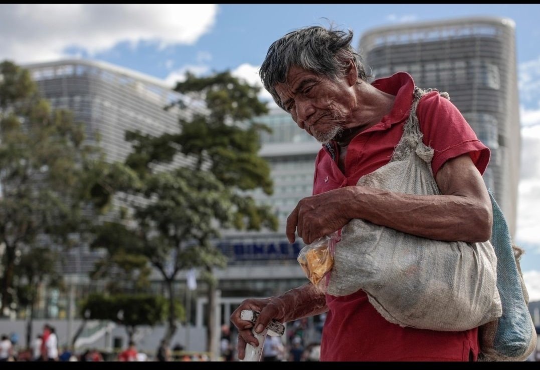 ✅️Tiembla Europa por 4 cuadras decoradas donde expulsaron a todos sus habitantes para que solo turistas extranjeros las pisen ,y donde ser pobre es delito !