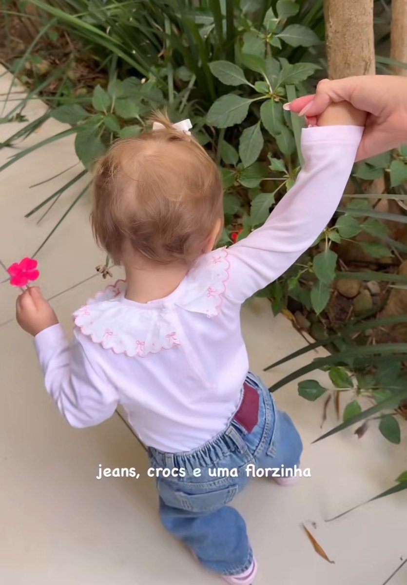 a florzinha, o lacinho, a roupinha rosa,  o crocs, ela toda durinha, eu vou morrer de amorrrrrrrrr