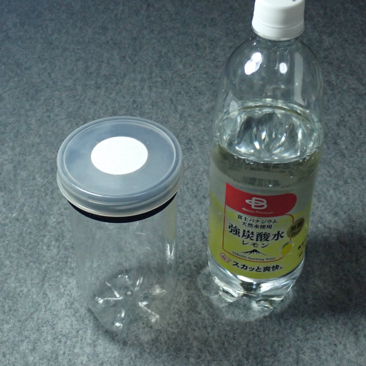 aoi_derbyana's tweet photo. 3Dプリントした用品の紹介
【リサイクルボトルアダプター】

健康でミネラルそうな麦茶（2L）や炭酸水（1L）の空きペットボトルを飼育容器にリサイクルするアダプター

4つ穴互換のネジが造形されており、蓋を転用できます（規格が合えば自作蓋もok）
1本返し用に落とし蓋版も👀 https://t.co/IFHVzHeCa6
