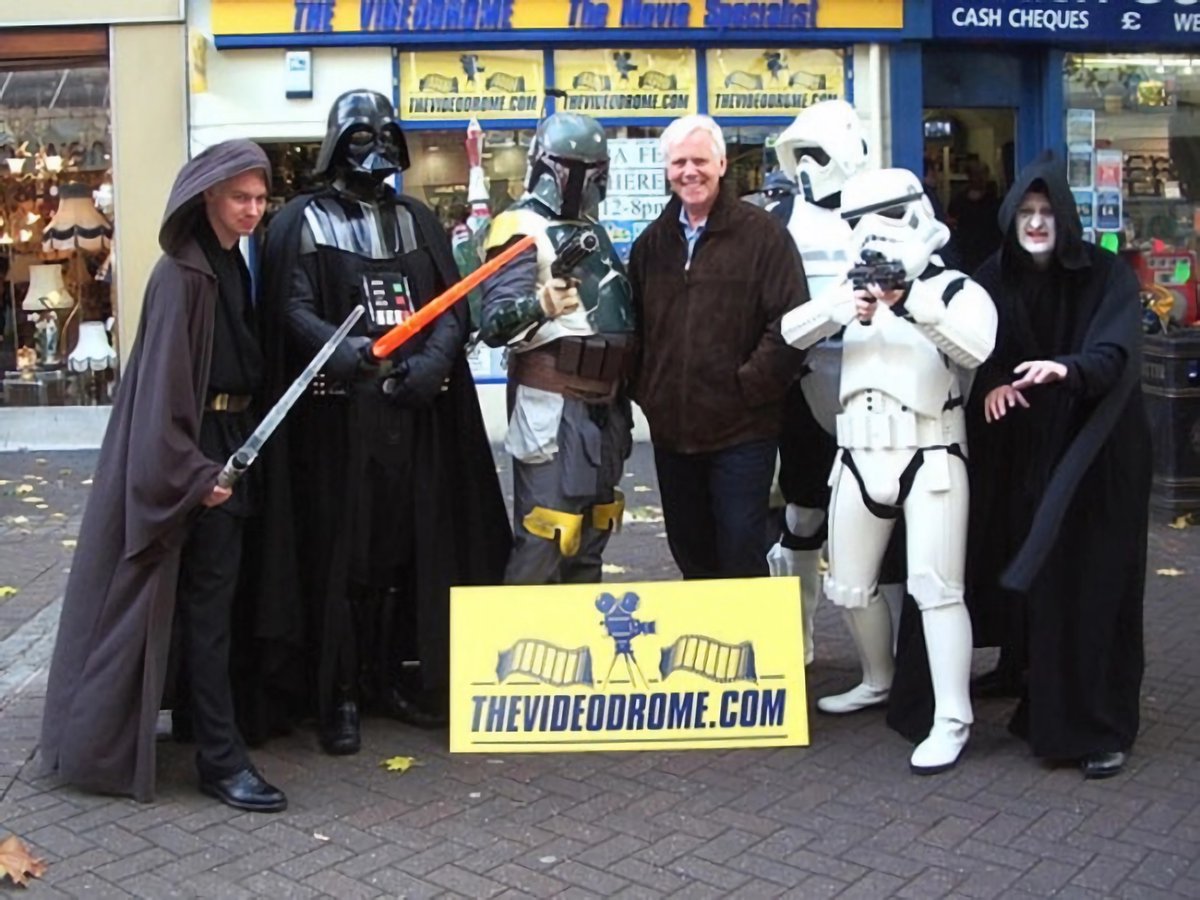 Photo from Jeremy Bulloch’s 2005 blog archive - jeremybulloch.com/2005.ASP
That’s me in the Boba Fett suit. I spent the day cosplaying to draw crowds for Jeremy’s signing at The Videodrome Store in Worcester.
He was an extraordinarily nice chap. We spent the quiet moments chatting