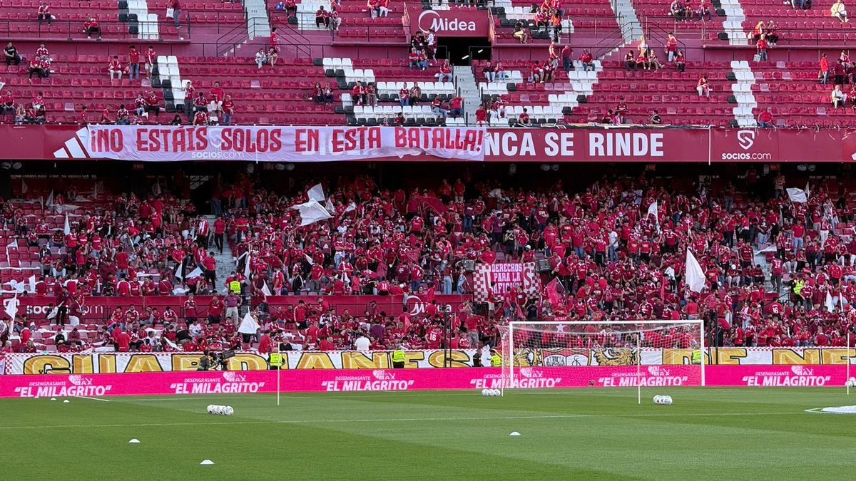 Orgullo_Nervion's tweet image. 🔥 Gol Norte va tomando forma #VamosSevilla #SevillaFC 📸@ManuFerGomezFot 🤍❤️ "No estáis solos en esta batalla" 💪