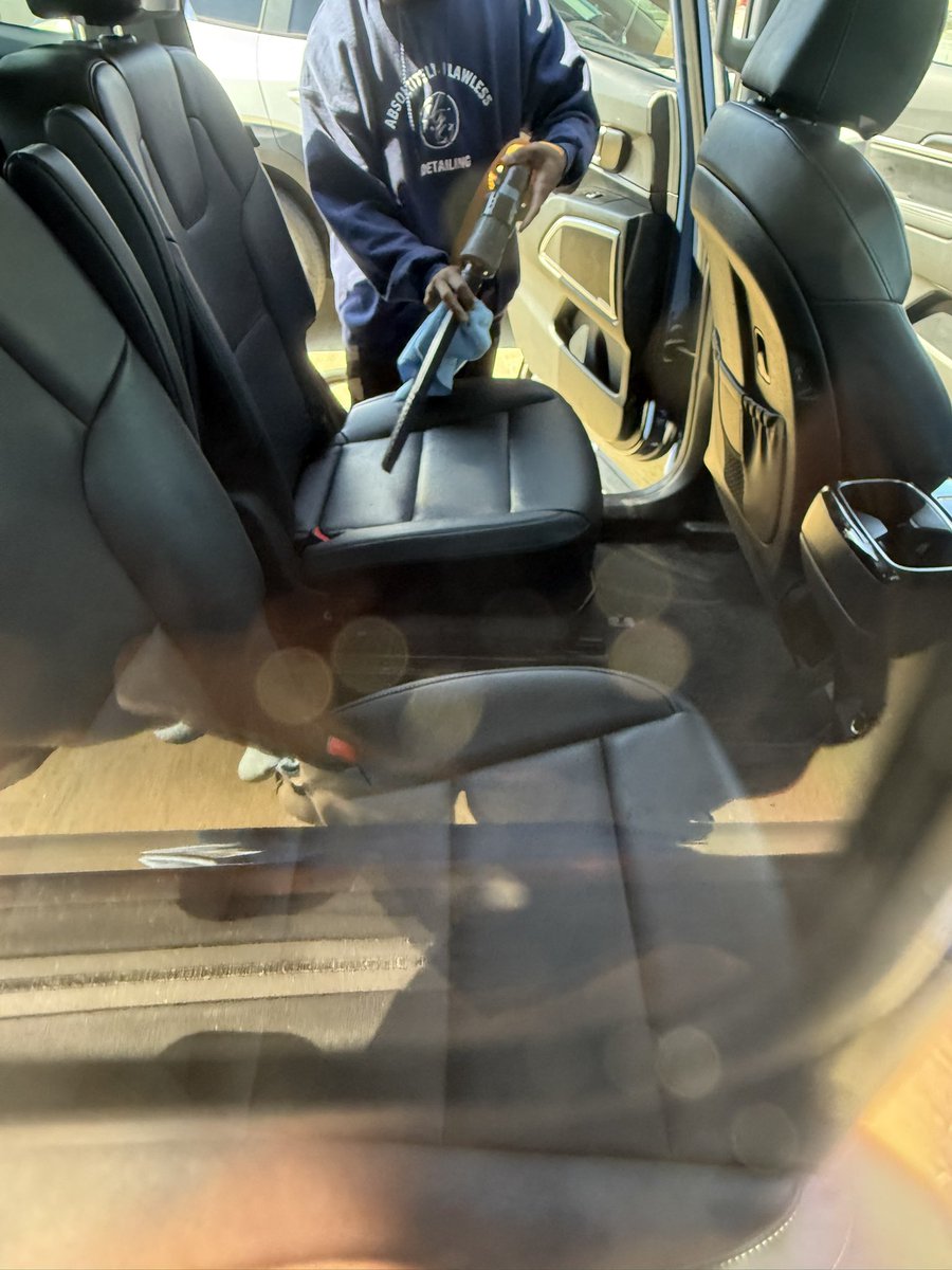 AbsolutelyLlc's tweet photo. A few more vehicles back from the weekend &amp; in need of some interior detailing today! Making sure every interior we have the pleasure of detailing, looks it’s best!! 🚗🚙🛻🧹🧴🧼🪥🤩💯 #mobiledetailingserviceMD #mobilefleetserviceMD #Bringingautomotiveperfectiontoyou https://t.co/3tcDTnT4gx