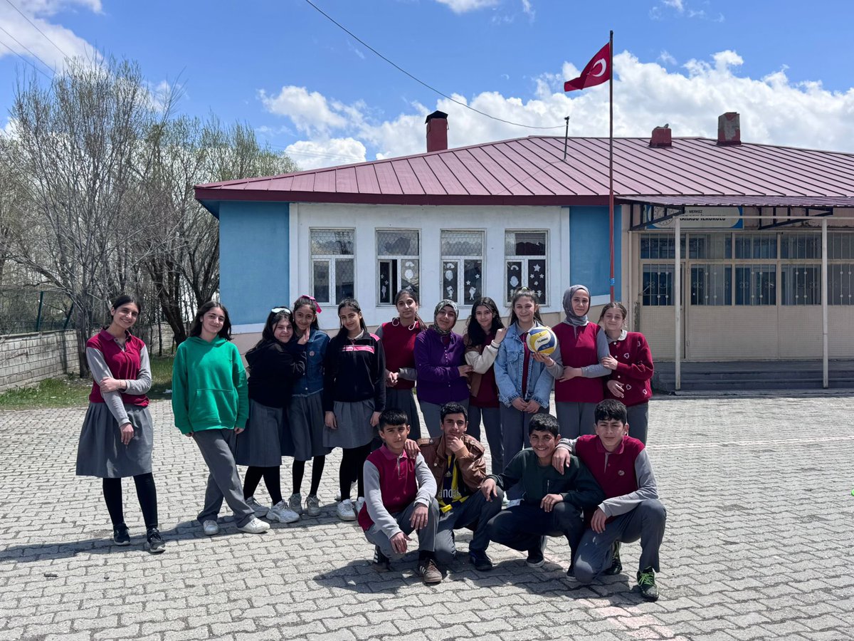 karasuort04's tweet photo. Bugün okulda öğrencilerimizle “huni toplama oyunu” etkinliğini gerçekleştirdik 🎯
Bu eğlenceli oyun sayesinde el-göz koordinasyonu, denge, dikkat ve odaklanmanın yanı sıra problem çözme ve stratejik düşünme becerilerini de geliştirdik. @agrimem @ramazanylldrm @ferdisahin62 https://t.co/yjdNhyz7UZ