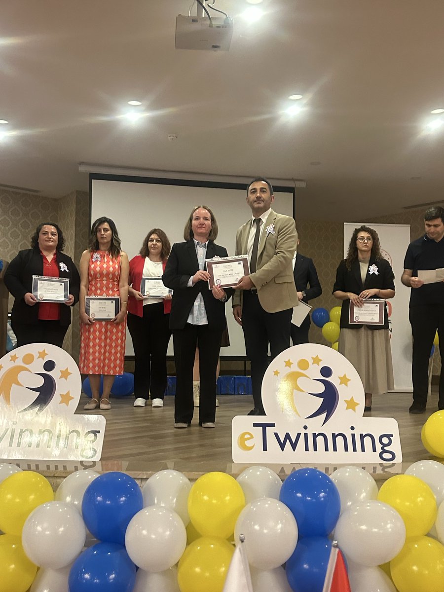 daihl_'s tweet photo. İngilizce öğretmenlerimizden Ümmügül Özhekim ve Ela Yiğit, Alanya İlçe Milli Eğitim Müdürlüğü tarafından düzenlenen ödül töreninde eTwinning Ulusal Kalite Etiketi ödülü aldı. Öğretmenlerimizi tebrik ederiz. https://t.co/V8227XUJWW