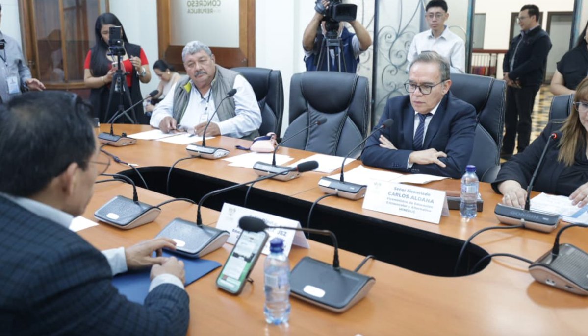 PublinewsGT's tweet image. 🔔Docentes podrían recibir hasta Q2,500 adicionales con nueva ley

En el Congreso se discute la nueva normativa con incentivos económicos para maestros. 

#PublinewsGT #Congreso #Docentes #Maestros 

Mira acá⬇️

publinews.gt/noticias/2026/…