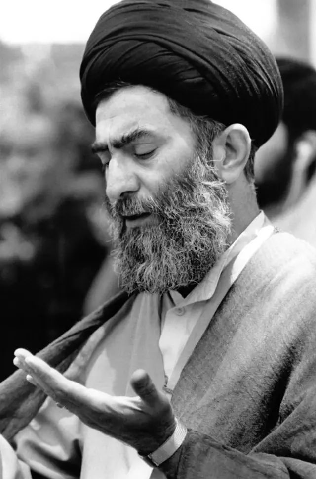 mojtabaksh's tweet photo. من گمان میکردم رفتنش ممکن نیست...
رفتنش ممکن شد و لیک باورش ممکن نیست...
#خامنه‌ای #رهبر_شهید #قائد #سیدنا https://t.co/uIENrc2nVF