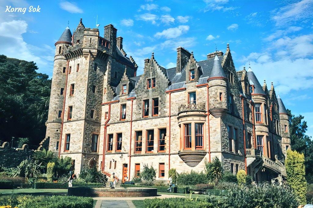 tsEmma15's tweet image. Belfast Castle in all its glory! This 19th-century Baronial architectural gem proudly towers over the city from the slopes of Cave Hill. The current building replaced a 12th-century structure that burned down in 1708.

#Belfast #NorthernIreland #Castle #Travel #Architecture