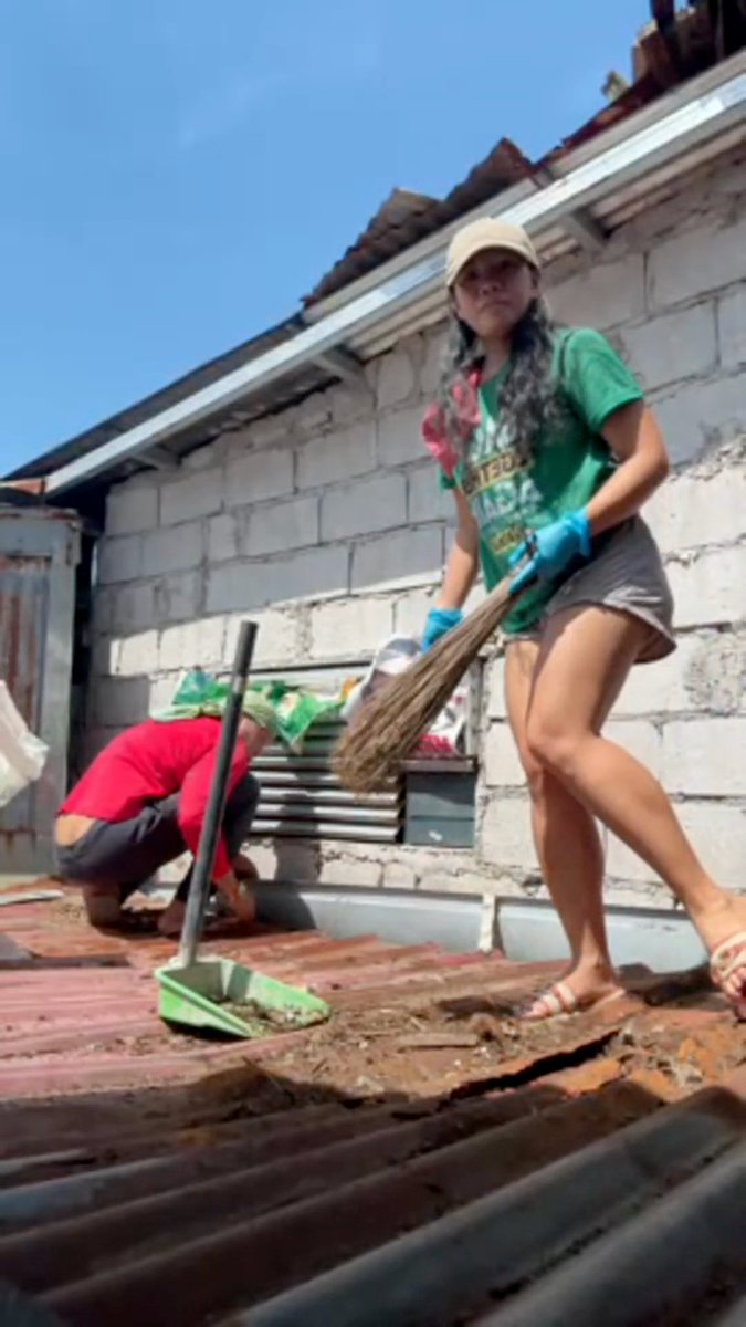 GenQuimba's tweet photo. Living in a squatter area in Quezon City is not easy. Let me share part of my reality, when I had to fix the roof after the last strong rain. The worker in the pictures helped a lot.
#RealLife #QuezonCity #Philippines #HumbleBeginnings #HomeRepair #LifeInPH https://t.co/QI2gpDrSbs