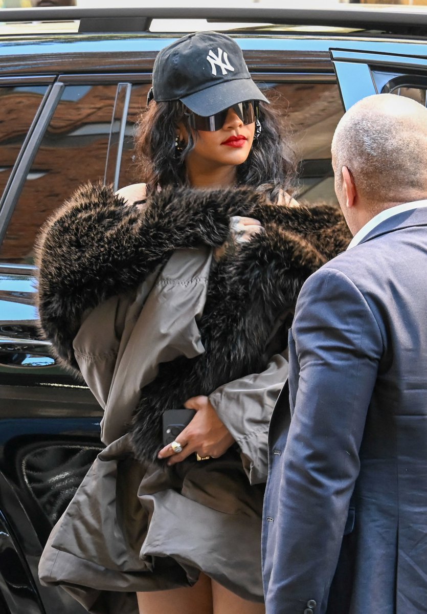 Rihanna Gallery tweet media