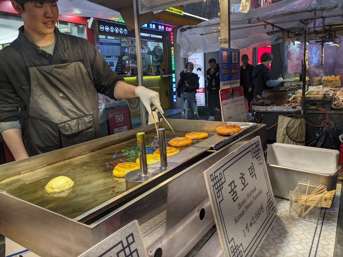 KwanKew's tweet image. Yeouido Park, the Museum of History, General Yi Seong-gye founded the Joseon Dynasty, which lasted from 1392 to 1897, structured on Neo-Confucianism, the Myeongdong neighborhood, ate a Korean sweet pancake.
#Seoul #South Korea #travel @KoreanTravel @CamWritersWkshp
@aaww_nyc
