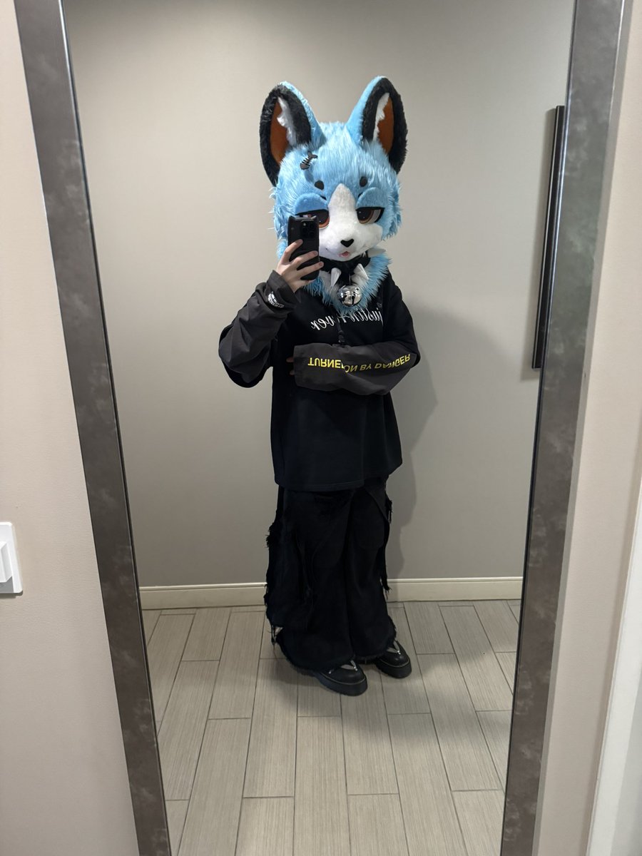 ricesanko0's tweet photo. WHOS GOING TO FWA https://t.co/erJEvyJKhs