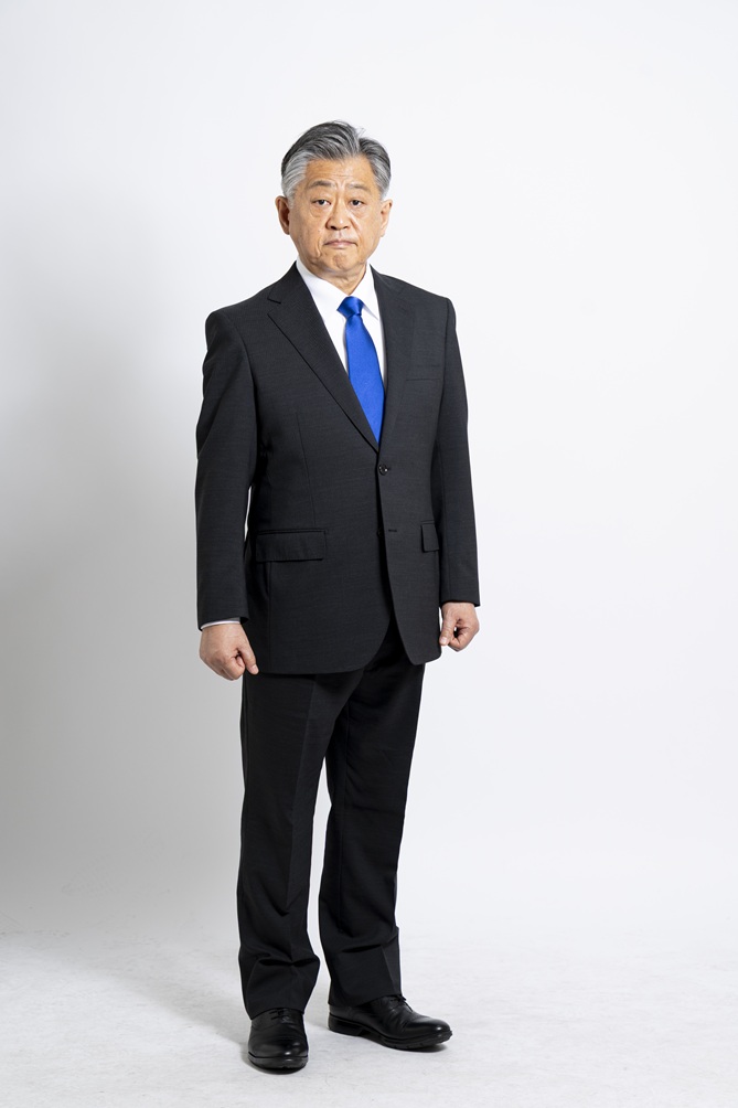 gokoku_bowz's tweet photo. おはようございます。
午前3時のギター弾き。

昨日は「政治活動用ビラ」作成でデスクワークをしていました。没頭。素案ですが、ほぼ完成。
「ビラ」には文字は詰め込まない、小学校5年生の教科書を参考にする（わかりやすく）、字は大きく、などを意識しています。右側写真は、ビラに使う写真の一部です。それにしても人に読んでいただく「ビラ」の作成は難しいです。
#日本保守党　
#軽音楽部