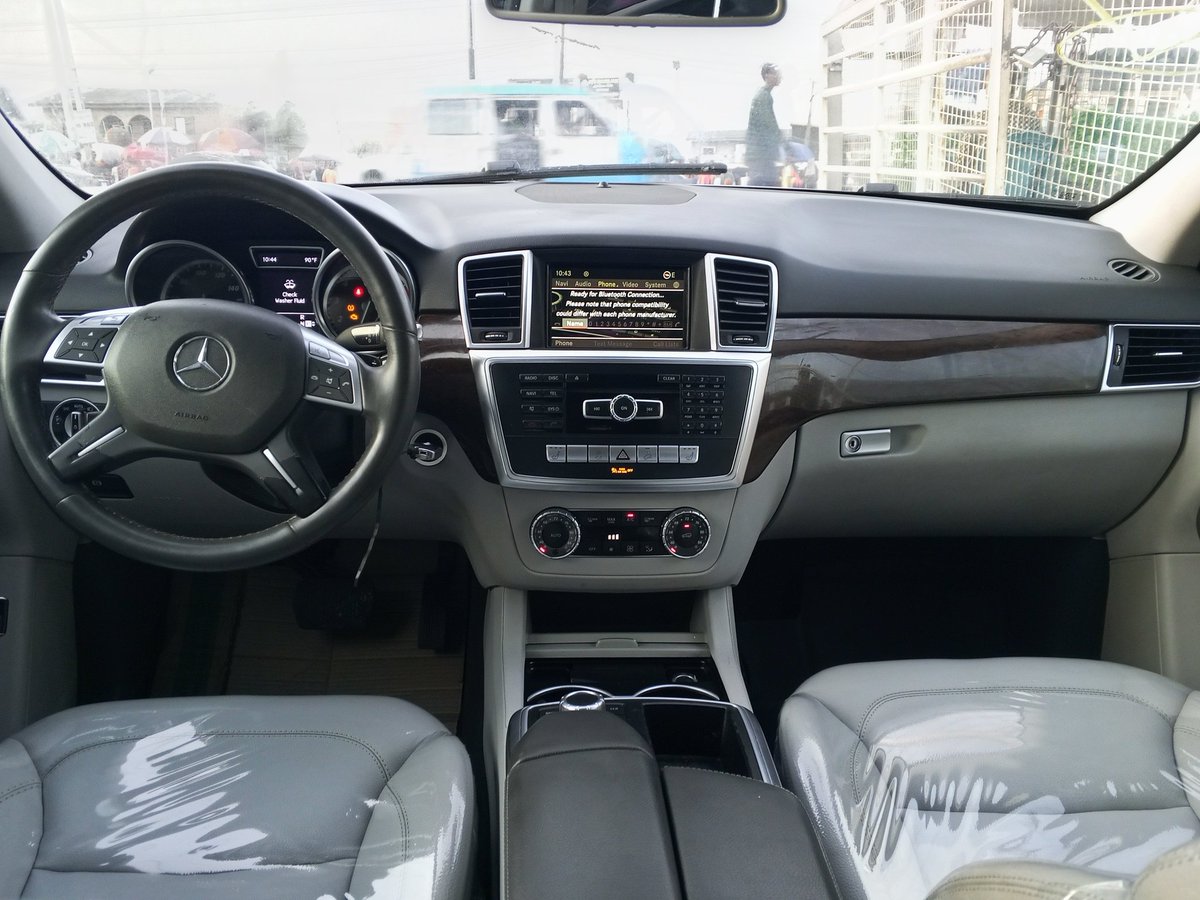 EdogunChris's tweet image. Good deal
Foreign Used 2012 ML 350
3.5L V6 engine  with 302 HP
7 speed Transmission 
4 Matic All wheel Drive 
ESP and Advanced traction control
Blind spot monitoring 
Reverse camera 
Sun Roof present  etc
21.5M
Sangotedo Ajah Lagos.
#benz #mercedes #cardealers