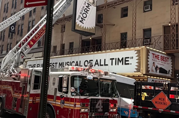 ElAquelarre_'s tweet image. El Eugene O'Neill Theatre de #Broadway, donde habita The Book Of Mormon sufrió un incendio a causa de un tema eléctrico. Las autoridades calificaron el daño de "substancial". Los productores de The Book Of Mormon aún no han anunciado cuánto tiempo estará detenido el musical.