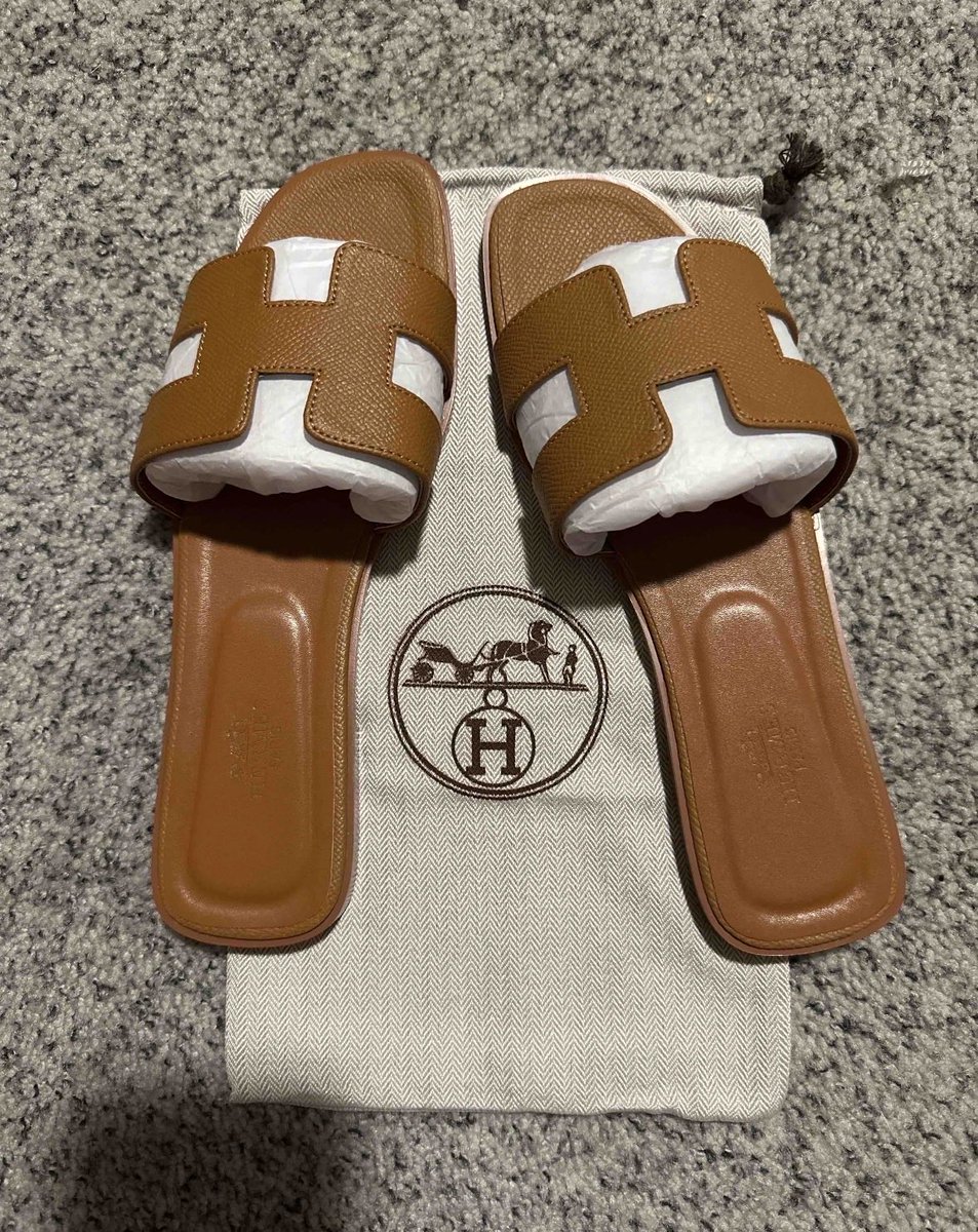 AdorePhenese's tweet photo. BOGO SALE On These Hermes Sandals Perfect For That Warm Get-Away Your Thinking Of Or Planning… 2 Pairs For $120.00 Tap The Link https://t.co/Pe3wqUl1CM 😘Thank Me Later… Wanna See More Reviews? Check Out My Instagram Page @Trapgalko 😍 https://t.co/qICxtQ6eHk