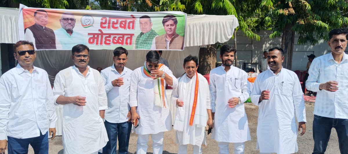 masoodCongress's tweet photo. शानदार कार्यक्रम में आए हुए सभी अल्पसंख्यक पदाधिकारियों द्वारा उत्तर प्रदेश कांग्रेस कमेटी के अल्पसंख्यक विभाग को मजबूती देने और नव नियुक्त चेयरमैन सुहैल अख्तर अंसारी जी को चुनने के लिए शीर्ष नरेतत्व का दिल से आभार @ShayarImran @INCRubyKhan @kashikirai https://t.co/HTKuHySCku