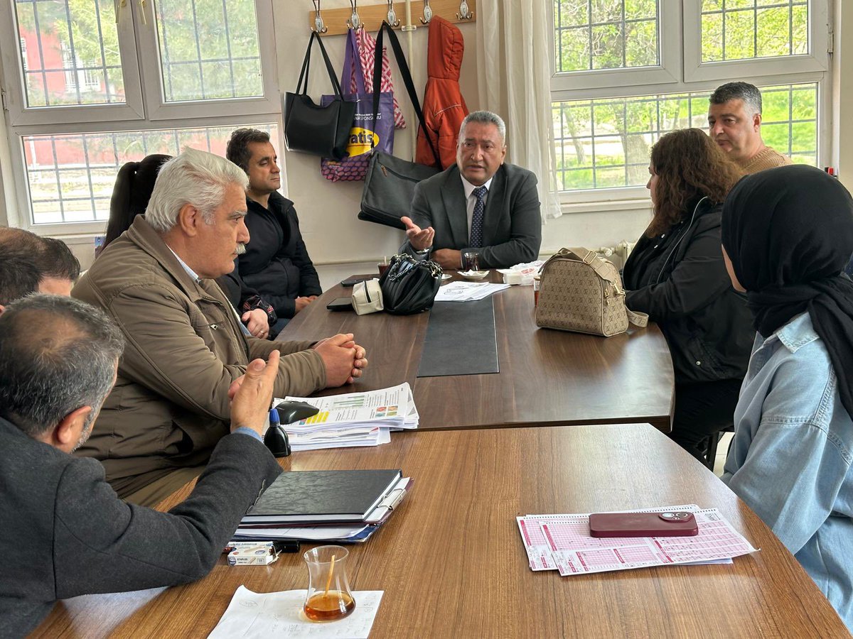 mazidagimem's tweet photo. İlçe Millî Eğitim Müdürümüz Sayın Mehmet Şah AYDINER, Yukarı Konak Ortaokulunu ziyaret ederek öğretmen ve öğrencilerle bir araya geldi. Ziyaret kapsamında eğitim-öğretim faaliyetlerini yerinde inceleyerek değerlendirmelerde bulundu.

@tcmeb 
@Yusuf__Tekin
@Mardin_Valiligi
@cftcblnt
@mazidagkaymakam 
@ali_eyyupkoca 
@aydiner_sah