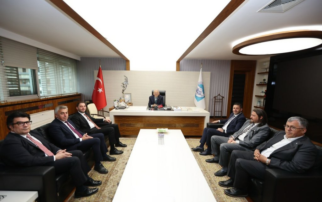 MhpKayseri38's tweet photo. Milliyetçi Hareket Partisi İl Başkanımız Enes Ertuğrul Kalın Beyefendi ve Ülkü Ocakları İl Başkanımız Halit Yağmur Beyefendi, Kayseri Büyükşehir Belediye Başkanımız Memduh Büyükkılıç Beyefendi’yi makamında ziyaret ettiler. https://t.co/HfF2pIJ02P