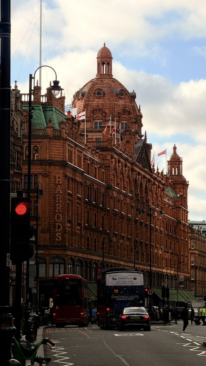 _byhusain's tweet photo. London dump 🇬🇧 https://t.co/UfDMadcykS