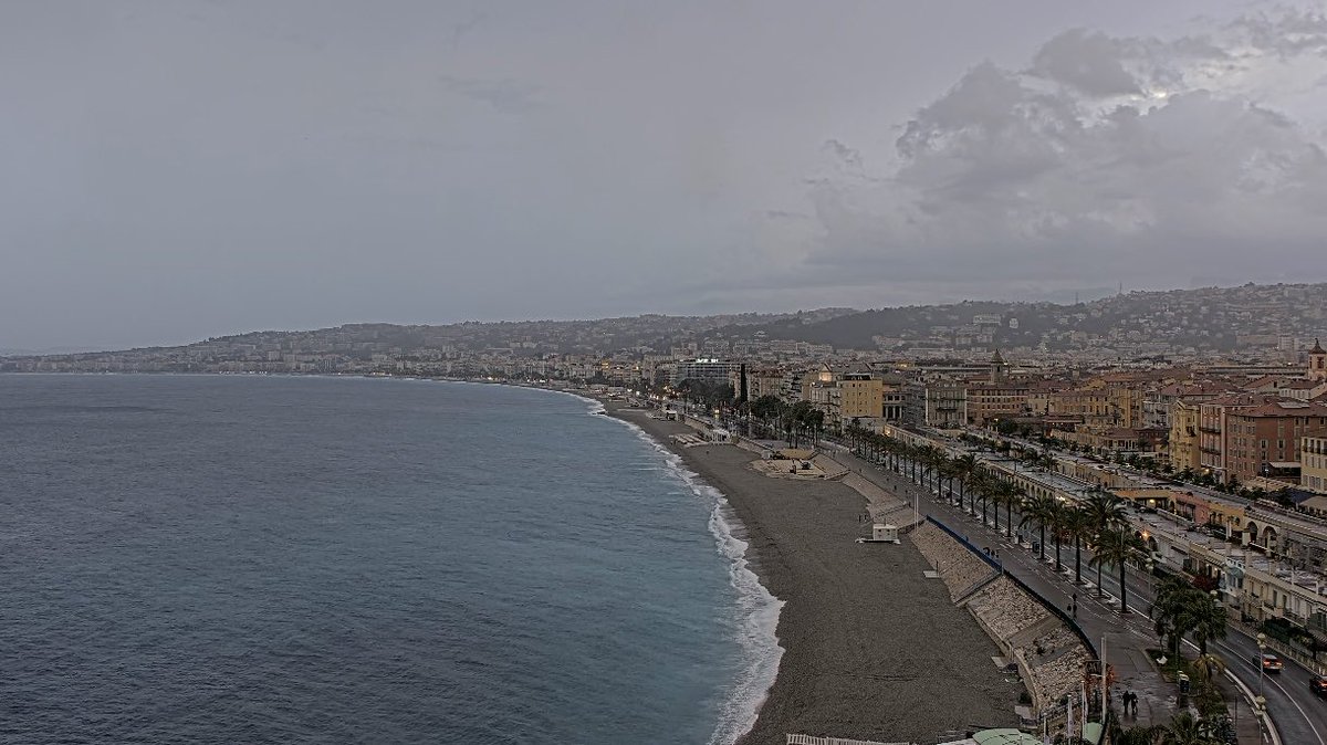 MeteoCotedAzur's tweet image. 📌🌧️ 04/05/2026 à 20h20 : En ce début de soirée, les averses deviennent plus fréquentes et localement actives, comme ici à #Nice06 lors de l’un de leurs passages actuellement. Prudence un passage nettement plus dynamique est attendu cette nuit. 

#CotedAzurFrance #AlpesMaritimes