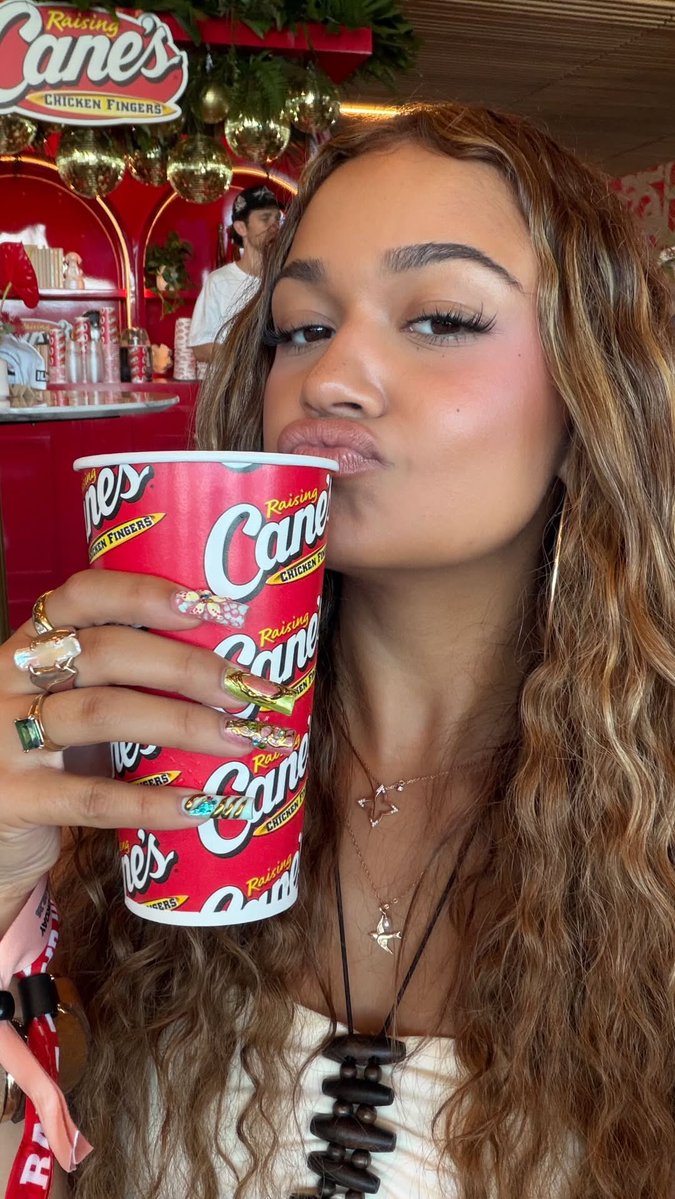 GATINHA! ❤️ — Novos registros da Madison Bailey na Fórmula 1 em novo post no seu Instagram. +