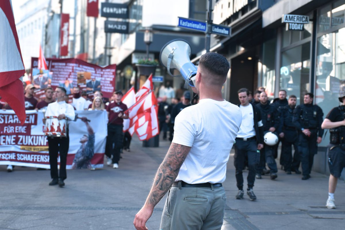 JNDeutschland's tweet photo. Jugendblock in Essen
Am 1. Mai haben wir in Essen gezeigt, dass es glaubhafte politische und wirtschaftliche Perspektiven nur von rechts gibt!
Dabei ist uns klar: Weder Kommunismus, noch Kapitalismus können für unser Volk eine dauerhafte leistungsgerechte Wirtschaftsordnung bieten.
Unser Weg ist ein anderer: Raumorientierte Volkswirtschaft
Wo die BRD auf Rekordsteuern, Überfremdung und die Umverteilung des Volksvermögens an linke NGOs, schrille Minderheiten und Leistungsschwache setzt, legen wir den Fokus auf das eigene Volk, auf Leistungsträger, klein- und mittelständische Unternehmer und Familien.
Werde Teil der rebellischen Jugend. 🥁