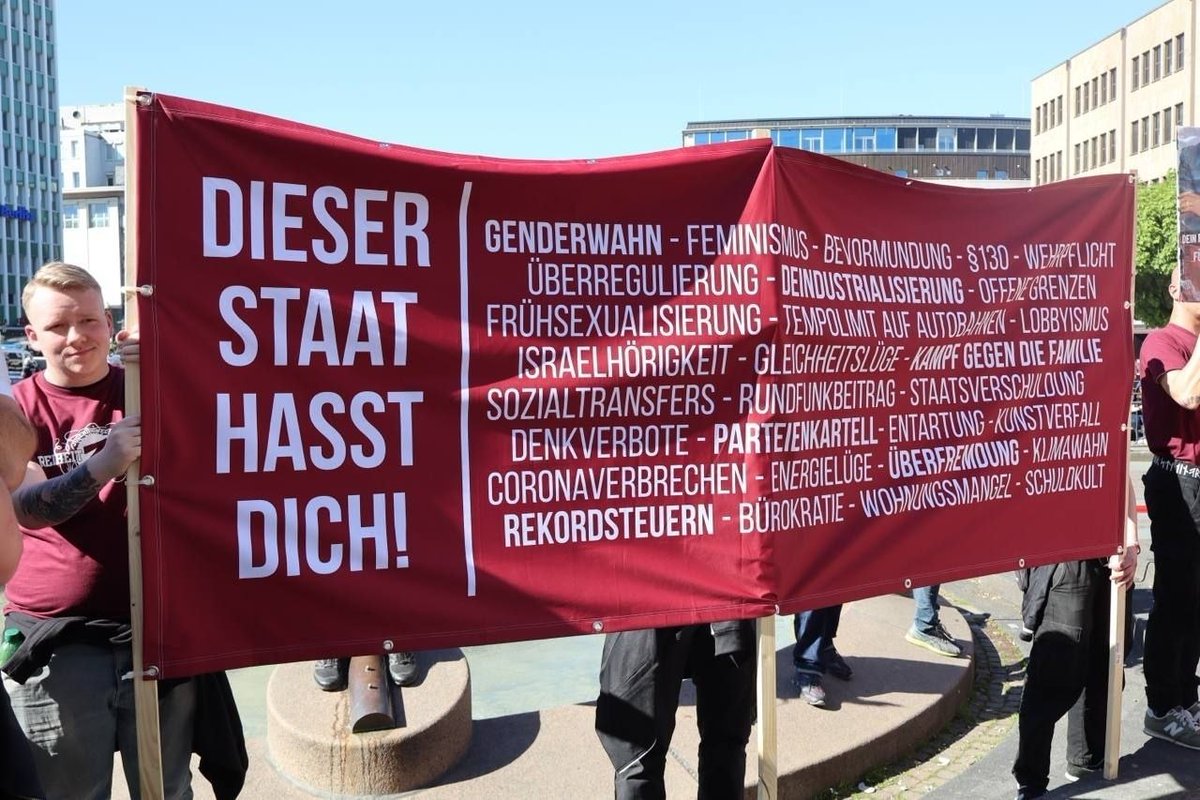 JNDeutschland's tweet photo. Jugendblock in Essen
Am 1. Mai haben wir in Essen gezeigt, dass es glaubhafte politische und wirtschaftliche Perspektiven nur von rechts gibt!
Dabei ist uns klar: Weder Kommunismus, noch Kapitalismus können für unser Volk eine dauerhafte leistungsgerechte Wirtschaftsordnung bieten.
Unser Weg ist ein anderer: Raumorientierte Volkswirtschaft
Wo die BRD auf Rekordsteuern, Überfremdung und die Umverteilung des Volksvermögens an linke NGOs, schrille Minderheiten und Leistungsschwache setzt, legen wir den Fokus auf das eigene Volk, auf Leistungsträger, klein- und mittelständische Unternehmer und Familien.
Werde Teil der rebellischen Jugend. 🥁
