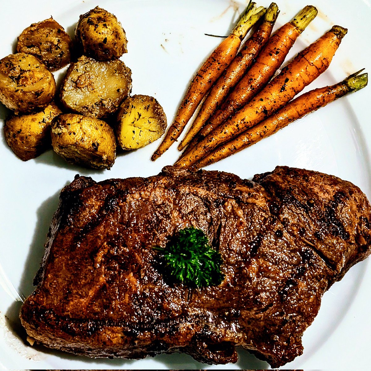 FoodieGrizzly's tweet image. Mango Habanero rub grilled NY Strip
Farmers market baby carrots cast iron charred and finished with thyme infused butter
Baby Yukon sauteed and finished with thyme garlic chives cream cheese
#YummuliciousChef l #home #lunch #cooking #steak @FiestaSpices