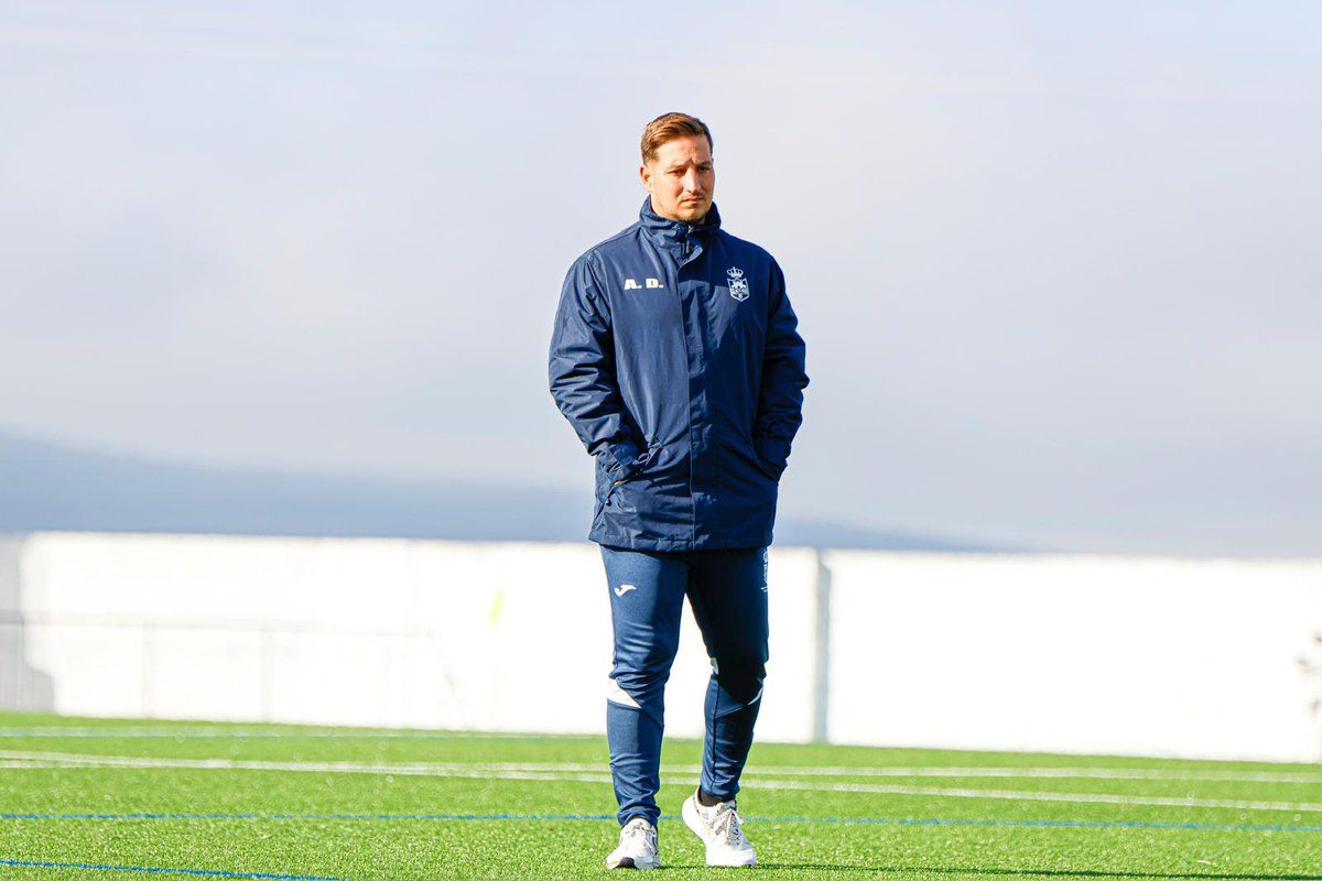 cdmetelinense's tweet photo. 🔵 DON ADRIÁN DÍAZ RODRÍGUEZ 🔵

Dueño y señor de este éxito como nadie. Trabajador incansable, seguro de los suyos y de lo que eran capaces.

💙 Amor y respeto al escudo por encima de todo, llegó con el barro y ahora nos ha hecho tocar la gloria. Puro Metelinense, Papá. https://t.co/CQKvXrg5l2