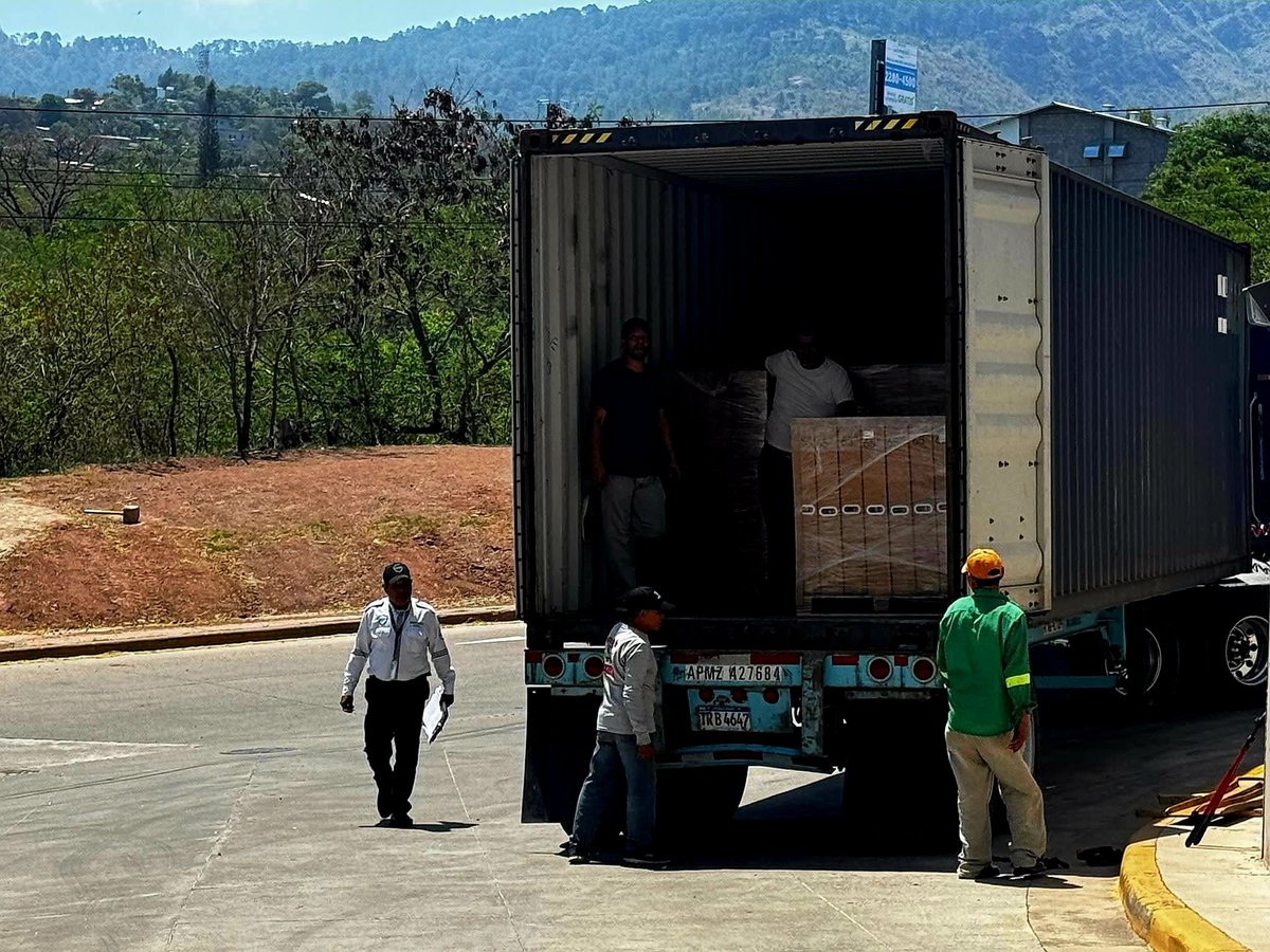 TNH2026's tweet photo. ¡La @UNAHoficial se moderniza! 🎓💻 

Con una inversión de L18 millones y el apoyo del @PNUDHonduras, se adquirieron 194 pantallas inteligentes de última generación para fortalecer la enseñanza a nivel nacional.🚀🇭🇳

#HondurasVamosAEstarBien #TNH https://t.co/imBMD0UrAf