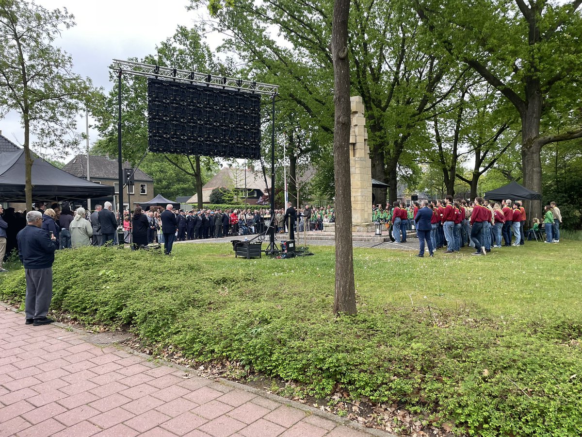 danielkoerhuis's tweet photo. Vanavond herdenken we onze doden in WOII. Twee minuten stilte in Raalte. Opdat wij niet vergeten. #4mei #dodenherdenking https://t.co/LNrDcgtBu0