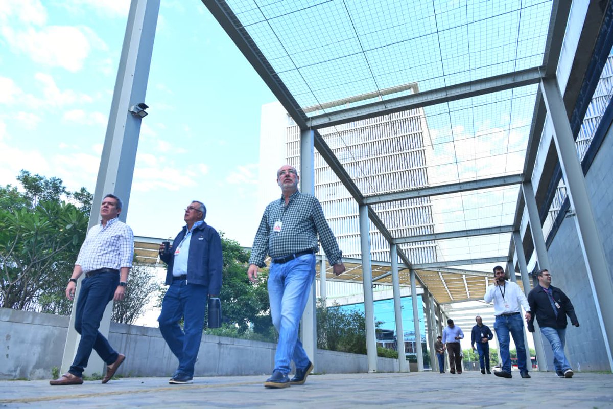 itaipuparaguay's tweet photo. 🏬 Autoridades de ITAIPU realizaron hoy lunes, 4 de mayo, una inspección a las nuevas oficinas estatales instaladas en el Puerto de Asunción, donde la Binacional llevó adelante un completo proceso de acondicionamiento tecnológico y funcional. El complejo, compuesto por varias torres, está listo para albergar instituciones públicas en espacios modernos, seguros y totalmente equipados.

🏬 La intervención incluyó la incorporación de mobiliario a gran escala, sistemas de conectividad avanzada, videocomunicación, seguridad y señalización integral, creando un entorno preparado para una gestión pública más eficiente. 

Leé aquí  👉  https://t.co/DwqVbsFhhS

@PresidenciaPy @ViceParaguay @luchozacariasAP